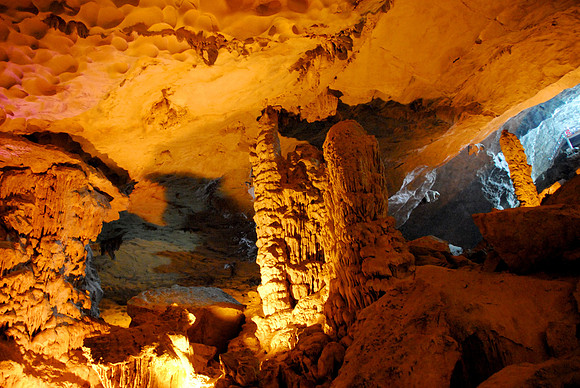 Hang Sung Sot Cave, Halong Bay